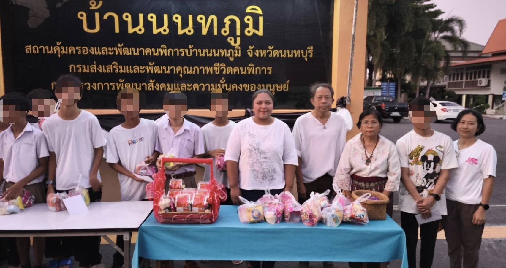 ร่วมทำบุญตักบาตรสามเณรฤดูร้อน