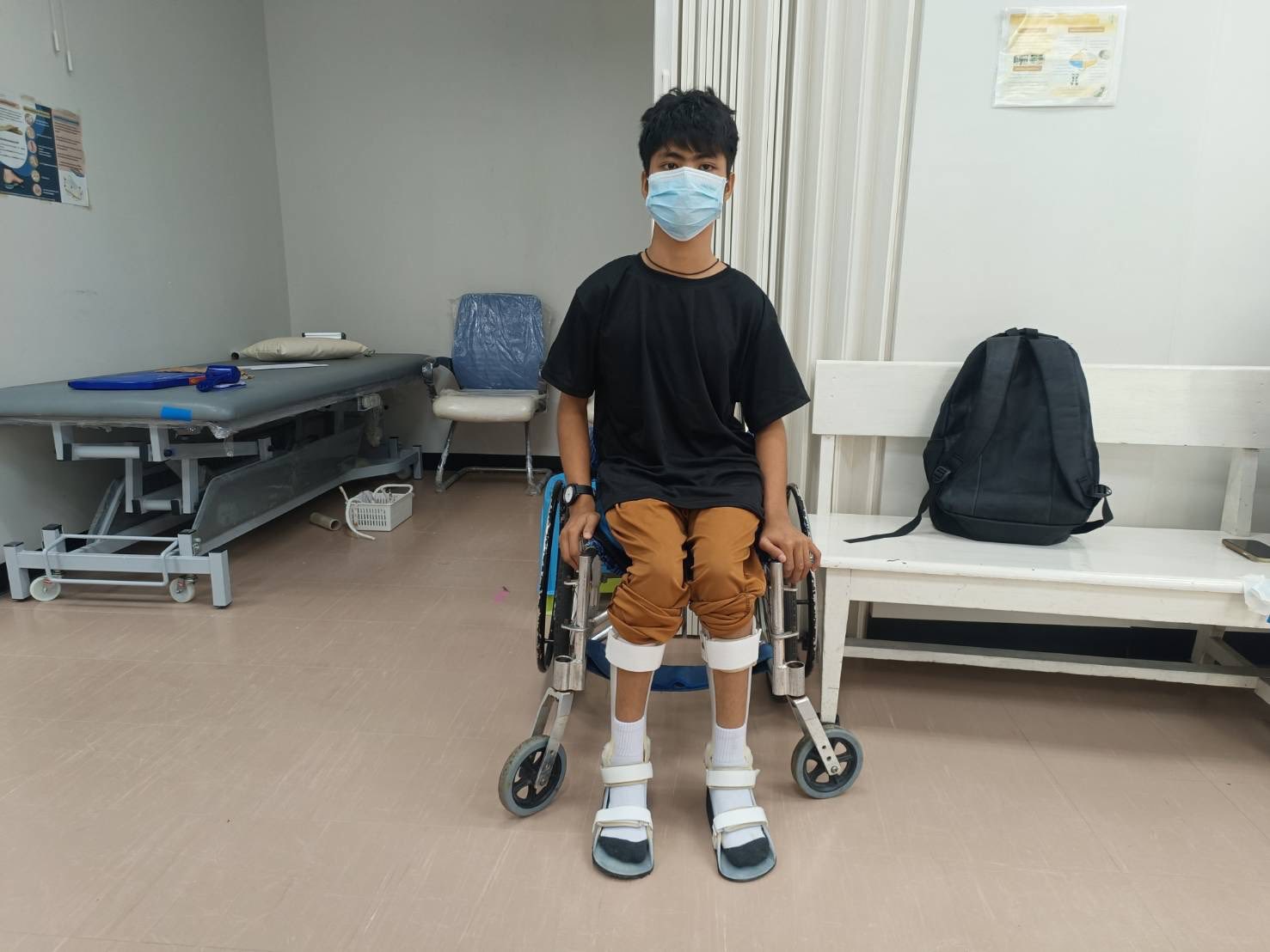 เข้าพบแพทย์เพื่อรับกายอุปกรณ์