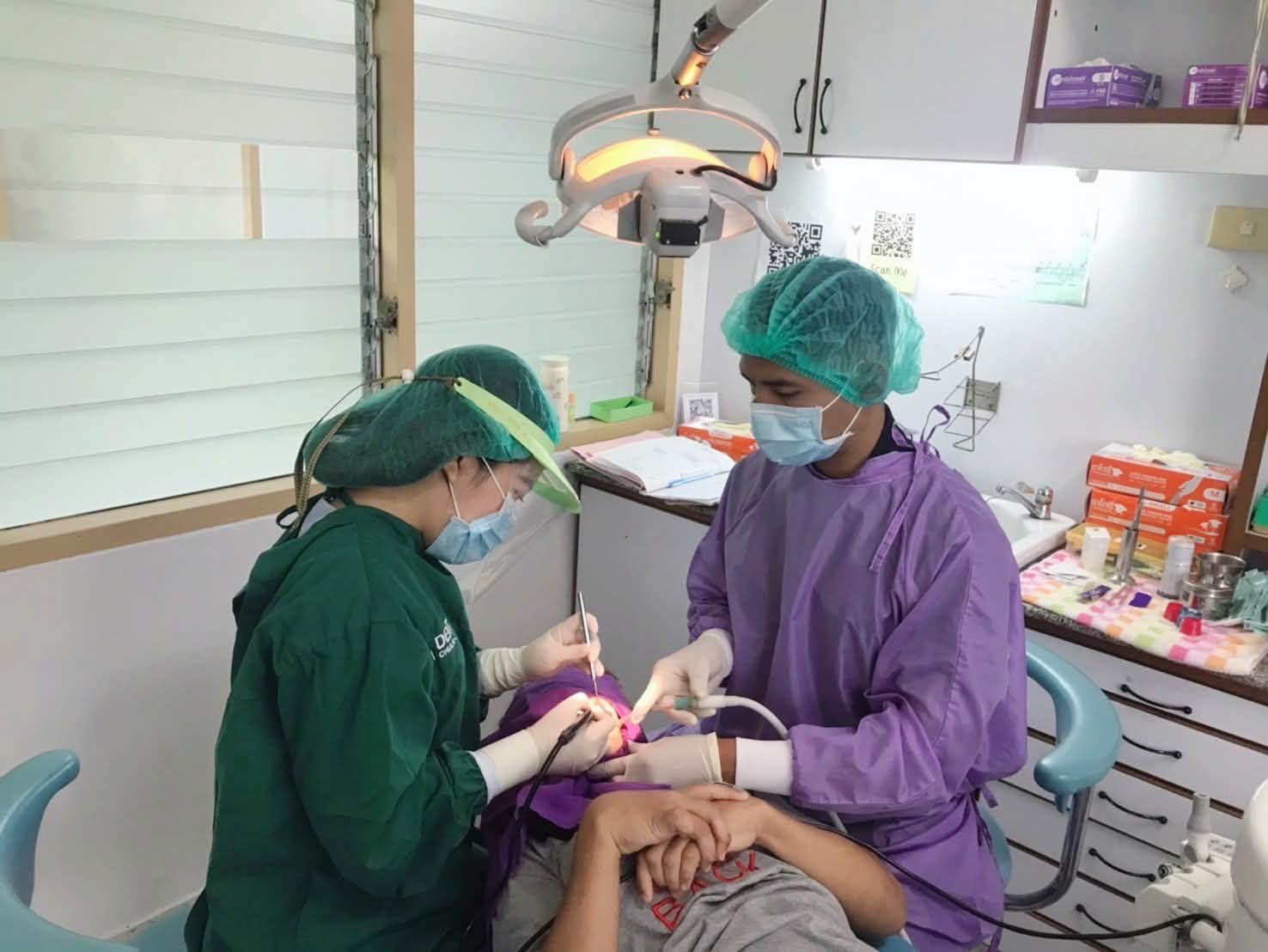 นำผู้ใช้บริการตรวจสุขภาพช่องปากและฟัน โดย ทันตแพทย์